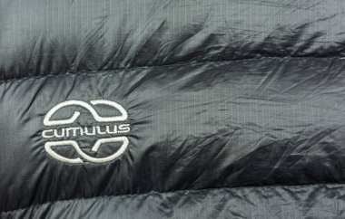 Niedofareler, Polonya - 21 Kasım 2019: Düşük kaliteli ürünlerde uzmanlaşan markanın logosu - Cumulus.