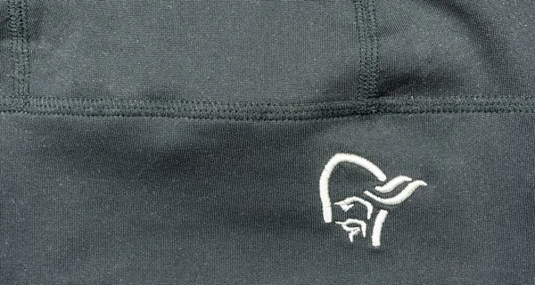 Niedofareler, Polonya - 21 Kasım 2019: Karanlık madde üzerine Norrona logosu. Açık hava endüstrisinden Norveçli bir şirket..