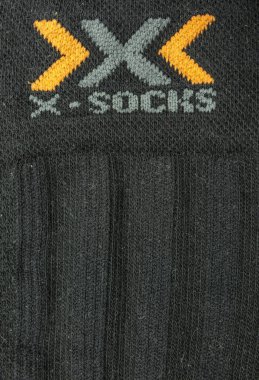 Niedofareler, Polonya - 21 Kasım 2019: Siyah kumaş üzerine X-Socks logosu. İsviçreli spor çorap üreticisi.