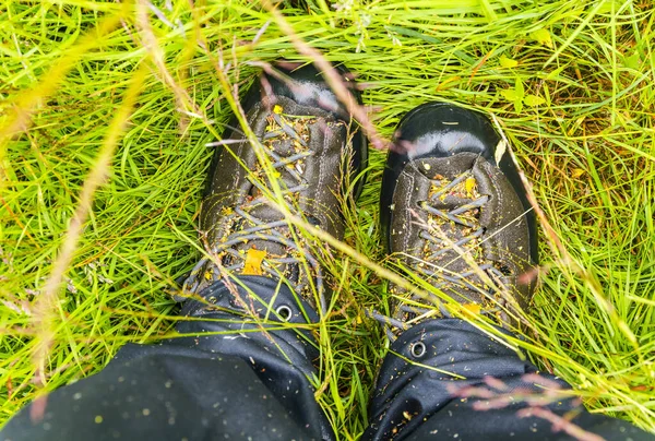 雨の後の湿った草の中を歩く後の濡れたアプローチシューズのプレゼンテーション — ストック写真