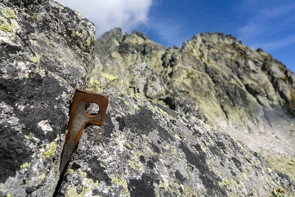 Angle Piton Encastré Dans Roche Arrière Plan Une Crête Montagne — Photo