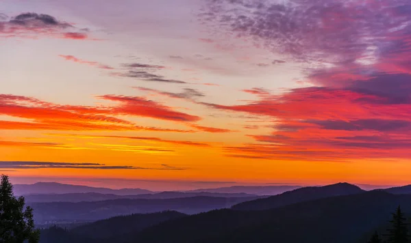 가로지르며 일출시에 하늘의 아름다운 색깔들 — 스톡 사진