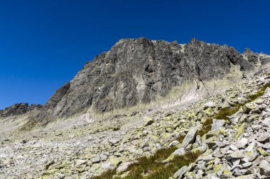 Dağ manzarası. Zirveye ulaşmak için tırmanan dağcıların bulunduğu duvarın manzarası - Baranie Rohy (Baranie Rogi). Tatra Dağları, Slovakya.