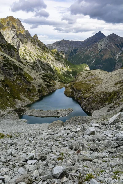陡峭而荒凉的冰川山谷地 Pond Zmrzle Pleso Zmarzly Staw Pod Wysoka 位于硬谷 Tazka — 图库照片