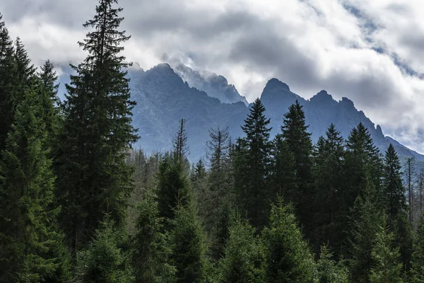 Widok Górskie Krajobrazy Chmury Zbierają Się Nad Górskim Grzbietem Ciemnym — Zdjęcie stockowe