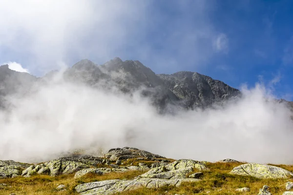 Krajobraz Górski Jesiennej Scenerii Chmury Wirujące Dolinie Odsłaniające Tylko Górne — Zdjęcie stockowe