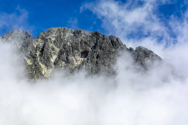 Paisaje Montaña Paisaje Otoño Pico Con Fragmento Una Cresta Emergiendo — Foto de Stock