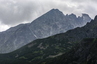 Bulutlu bir gün. Yağmur sırasında dağ manzarası.