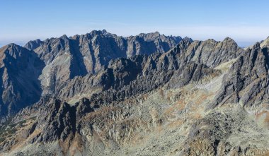 Dağları boyayan güzel sonbahar renkleri kayalık tepeler, geçitler ve vadilerden oluşur..