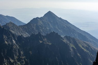 Güneşli bir günde dağlarda güzel bir manzara. Slawkowski Tepesi 'nin (Slavkovsky Dikişi) sabah manzarası. Tatra Dağları.