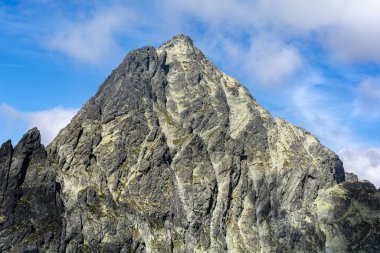 High Tatras 'ta Vysoka (Wysoka) piramidinin zirvesinde. Popüler bir tırmanış noktası, özellikle kışın. Burada yaz koşullarında manzara.