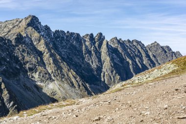 İlk sonbahar donmaları ve Hrube Sırtı 'ndaki tepelerde (Hrube, Hrubo) ilk kar parçaları. Tatra Dağları, Slovakya.