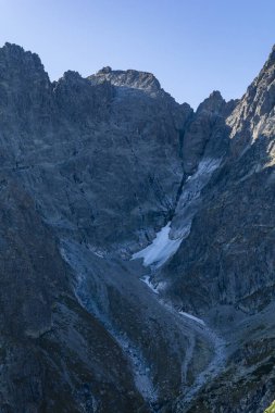 Lomnica tepesinin sabah manzarası. Teleferik istasyonu ve meteoroloji binası var..