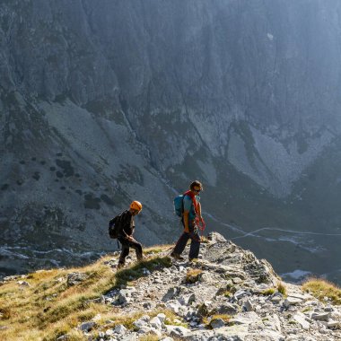 Tatranska Polianka, Slovakya - 01 Eylül 2019: Tatra Dağları 'ndaki Gerlachov (Gerlach) zirvesine giden turisti (müşteri) öldüren dağ rehberi.