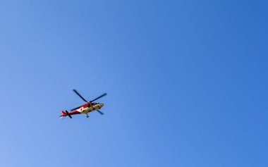 Tatranska Polianka, Slovakya - 01 Eylül 2019: Slovak dağ kurtarma helikopteri havada. Horska zachranna sluzba, HZS - Dağ Kurtarma Servisi (Slovakya).