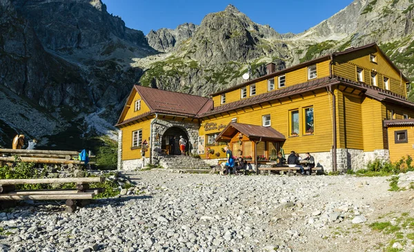 Tatranska Lomnica, Slovakya - 11 Eylül 2019: Dağ dağ evinde turistler - Chata pri Zelenom, güneşli bir sabahta yalvarıyor. Tatra Dağları.