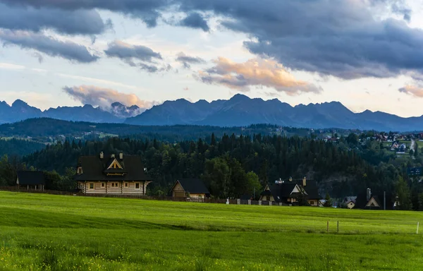 Czarna Gora Polen September 2019 Kvällsutsikt Över Trähusen Intill Den — Stockfoto