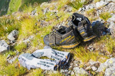 Zakopane, Polonya - 16 Temmuz 2019: Islak ayakkabıları (La Sportiva - Boulder X) ve çorapları kurutmak (X-Socks - Trekking Evolution) çimleri çiğ taneleriyle geçtikten sonra dağların zirvesinde.