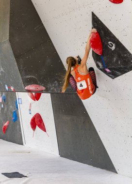 Zakopane, Polonya - 08 Eylül 2019: Polonya Kayalar Kupası sırasında kayaya tırmanan genç bir kadın.