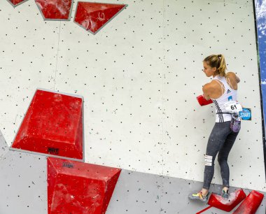 Zakopane, Polonya - 07 Eylül 2019: Slovenyalı kız tırmanma duvarındaki kayayı oluşturan kırmızı kabzalara ve yapılara tırmanmaya başlıyor. Engellenen Avrupa Şampiyonası.