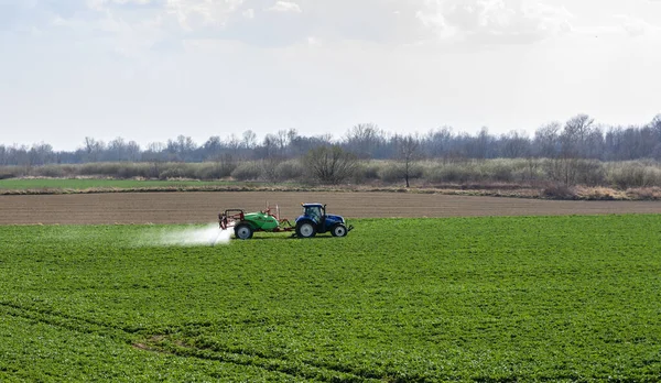 Nieciecza Polsko Března 2020 Modrý Nový Holandský Traktor Zeleným Postřikovačem — Stock fotografie