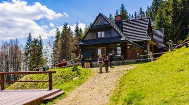 Sidzina, Polonya - 16 Mayıs 2020: Turistler dinleniyor ve adını Zywiec Beskids 'daki Hala Krupowa' daki Kazimierz Sosnowski 'den alan PTTK dağ yurduna gidiyorlar.