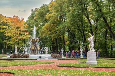 Saint Petersburg yaz bahçede sonbahar