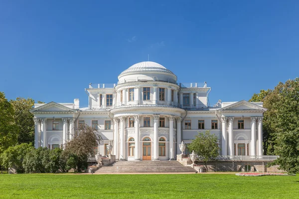 Palacio Yelagin en San Petersburgo, Rusia — Foto de Stock