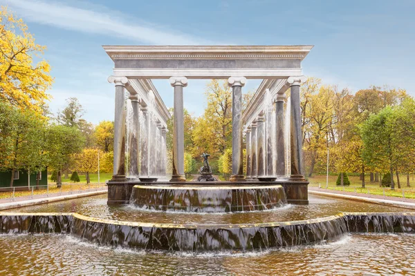 Löwenkaskade am peterhof (stadtteil von st. petersburg) im herbst — Stockfoto