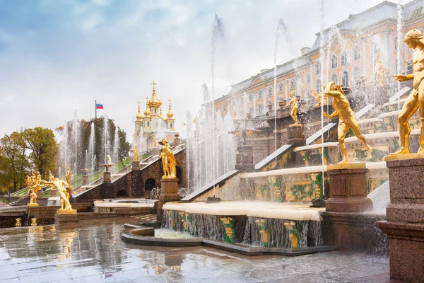 Fontana della Grande Cascata a Peterhof, vicino a San Pietroburgo . — Foto Stock