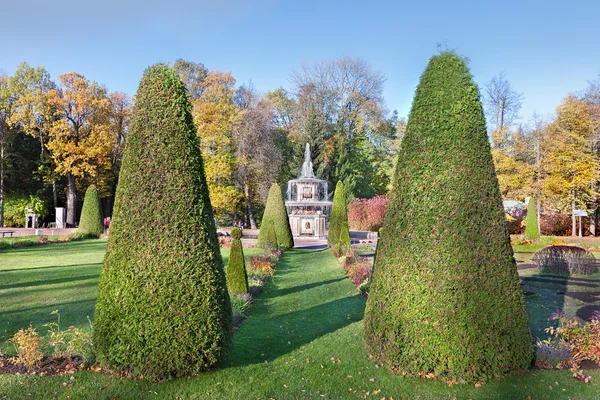 Untere Gärten des peterhof (stadtteil von st. petersburg) im herbst — Stockfoto