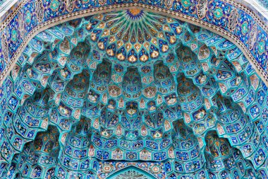 Saint Petersburg Camii, Mayolikası mozaik Portal