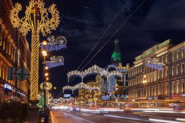 Nevsky Prospect, St. Petersbur gece Noel aydınlatma
