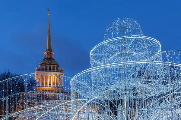 Admiralitás és a karácsonyi világítást Saint Petersburg — Stock Fotó