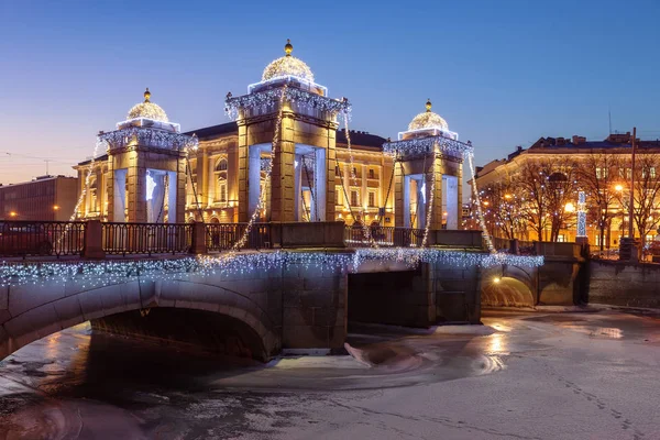 Saint Petersburg Lomonosov Bridge s vánoční osvětlení, R — Stock fotografie