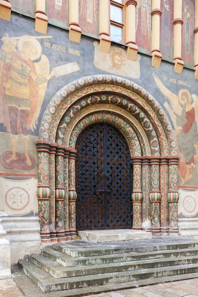 Πύλη του καθεδρικού ναού Κοιμήσεως Θεοτόκου του Κρεμλίνου της Μόσχας, Ρωσία — Φωτογραφία Αρχείου