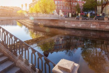 Aslan köprü Griboedov kanal St Petersburg üstünden geçiyor.