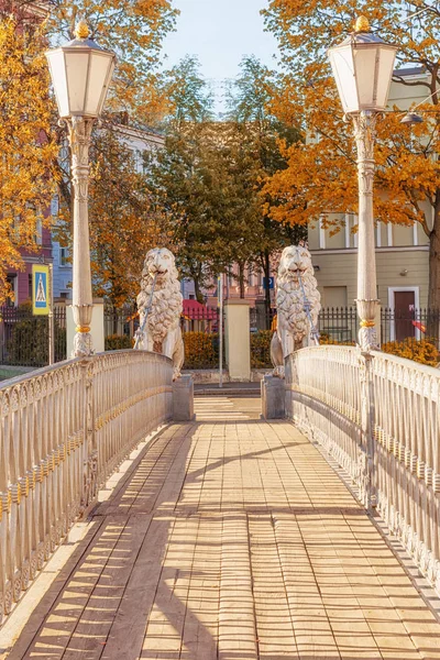Puente León cruza el Canal Griboedov en San Petersburgo — Foto de Stock