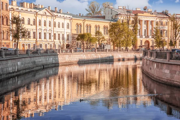 Banvallen av Griboedov kanal tidigt på morgonen St. Petersburg — Stockfoto