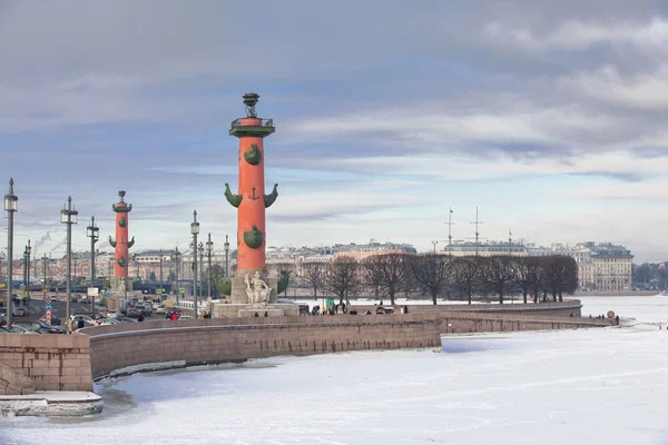 침을의 Vasilyevsky 섬에 겨울에 세인트 피터 스 버그 — 스톡 사진
