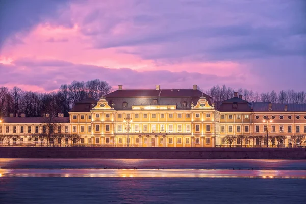 Palacio Menshikov en San Petersburgo al atardecer —  Fotos de Stock