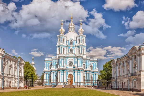 Смольный собор - православный костел Смольного монастыря, Св. Пе — стоковое фото