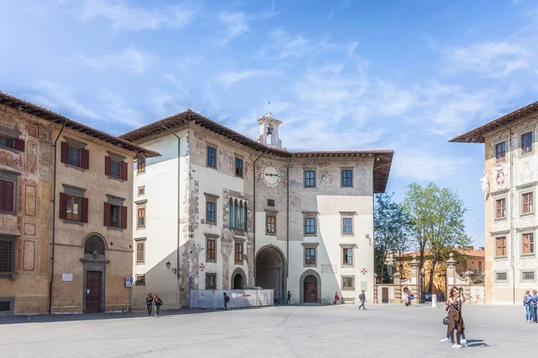 Bahar, İtalya, Toskana bölgesindeki Pisa meydanda Cavalieri