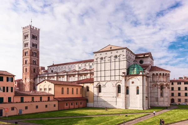 Fasad och bell tower av Lucca Cathedral, Italien — Stockfoto