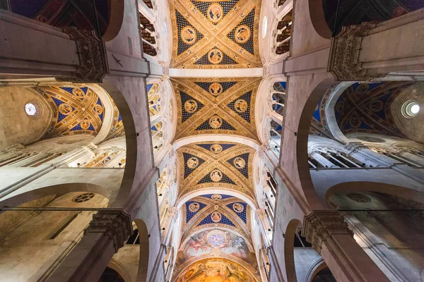 Interiér dóm svatého Martina, Itálie — Stock fotografie