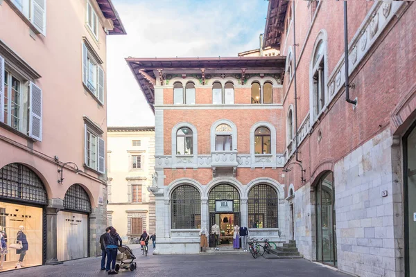 Strade di Lucca con negozi, Toscana, Italia — Foto Stock