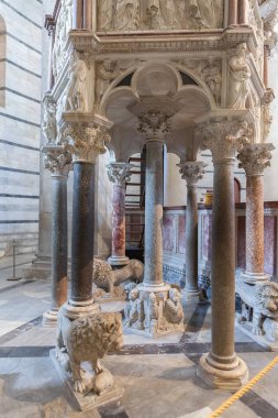 Nicola Pisano, Pisa vaftizhane St John minber ben