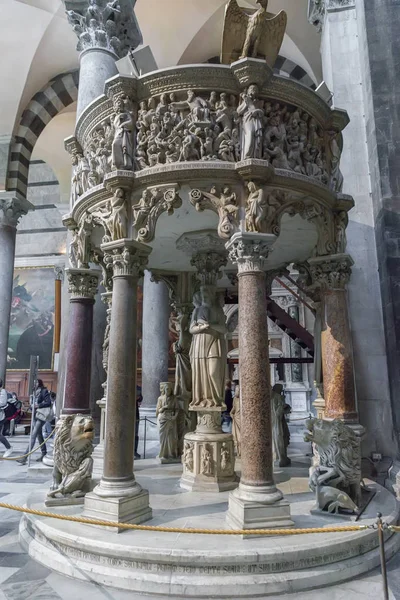 O púlpito de Giovanni Pisano na Catedral de Pisa — Fotografia de Stock