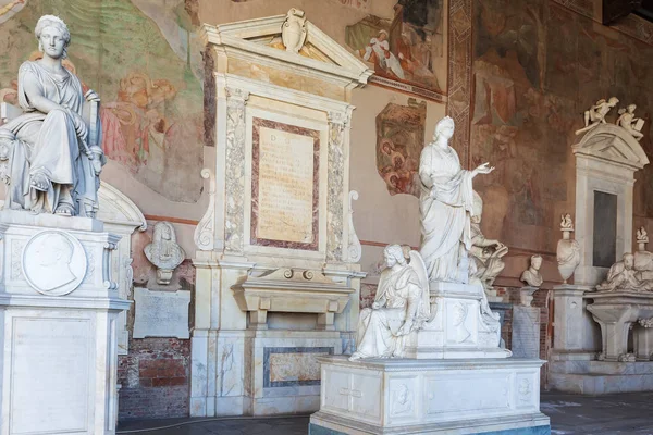 Campo Santo Pisa Cathedral Square kuzey kenarında ben