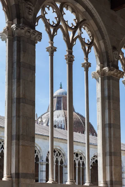 Campo Santo na severním okraji náměstí Pisa katedrála, jsem — Stock fotografie